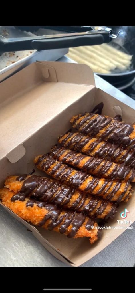 ini adalah banana lumer pisang yang banyak pilihan toping nya